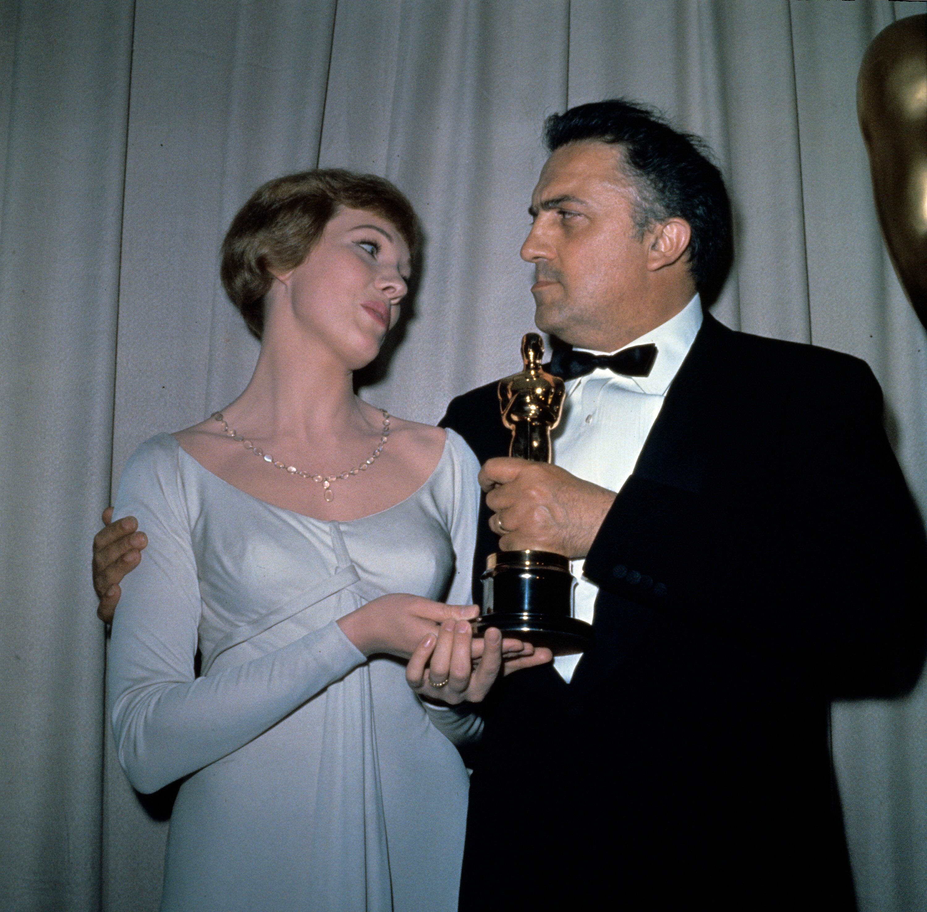 Оскар богини песня федерико феллини. Джули Эндрюс Оскар. Julie Andrews Oscar. Oscar 1964.